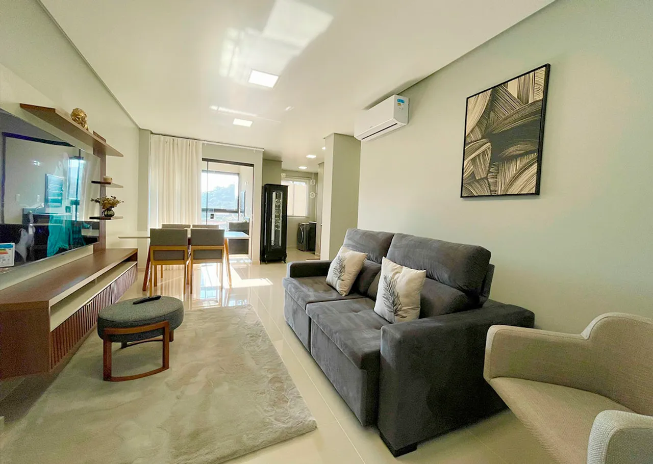 Apartamento pequeno real com mobiliário funcional e boa organização