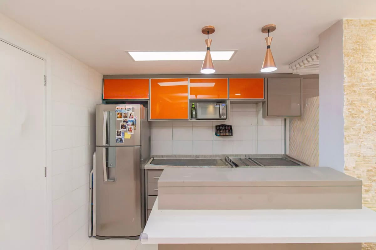Mesa estilo bancada proporcional em apartamento pequeno