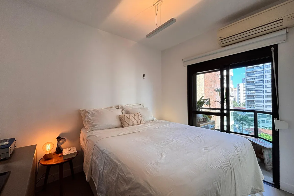 Quarto pequeno organizado em apartamento compacto