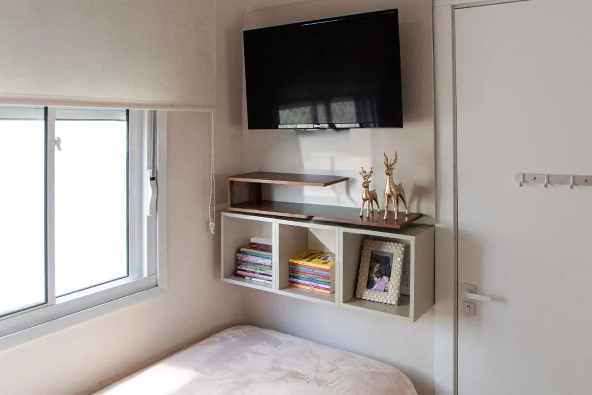 Quarto pequeno organizado com soluções para aproveitar espaço