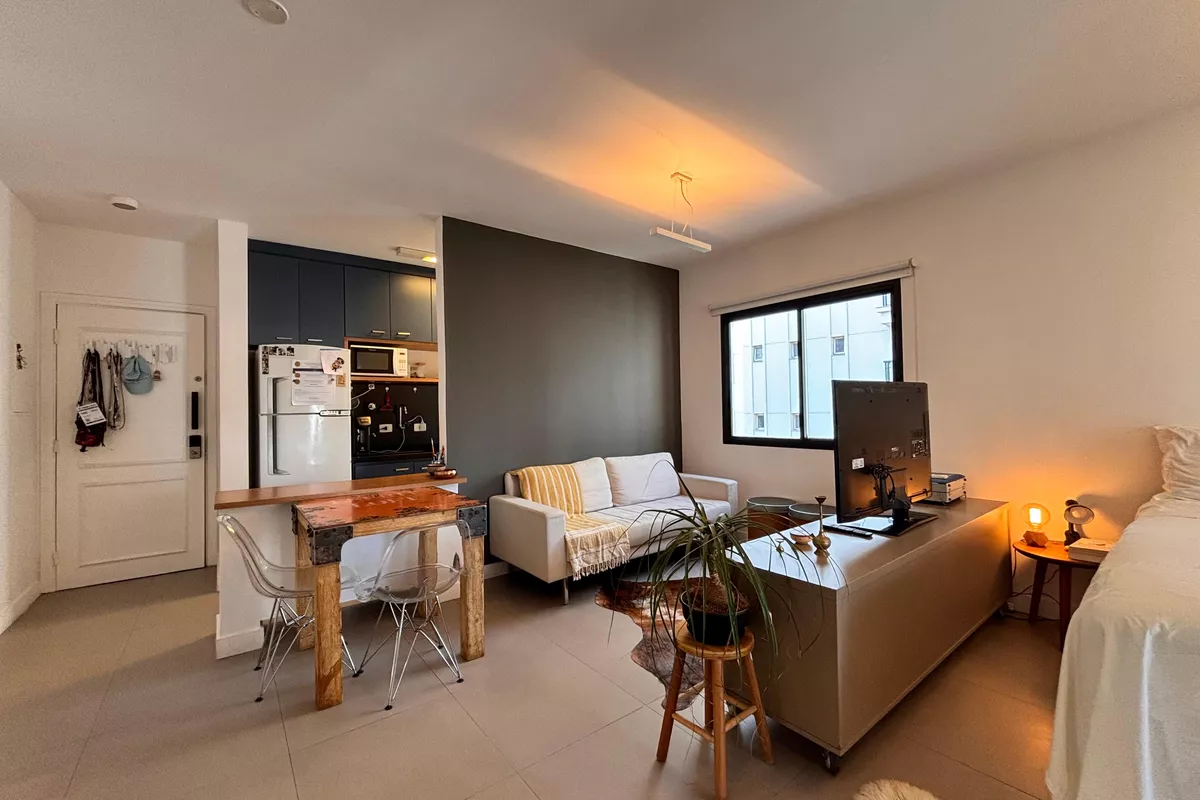 Sala pequena organizada em apartamento compacto