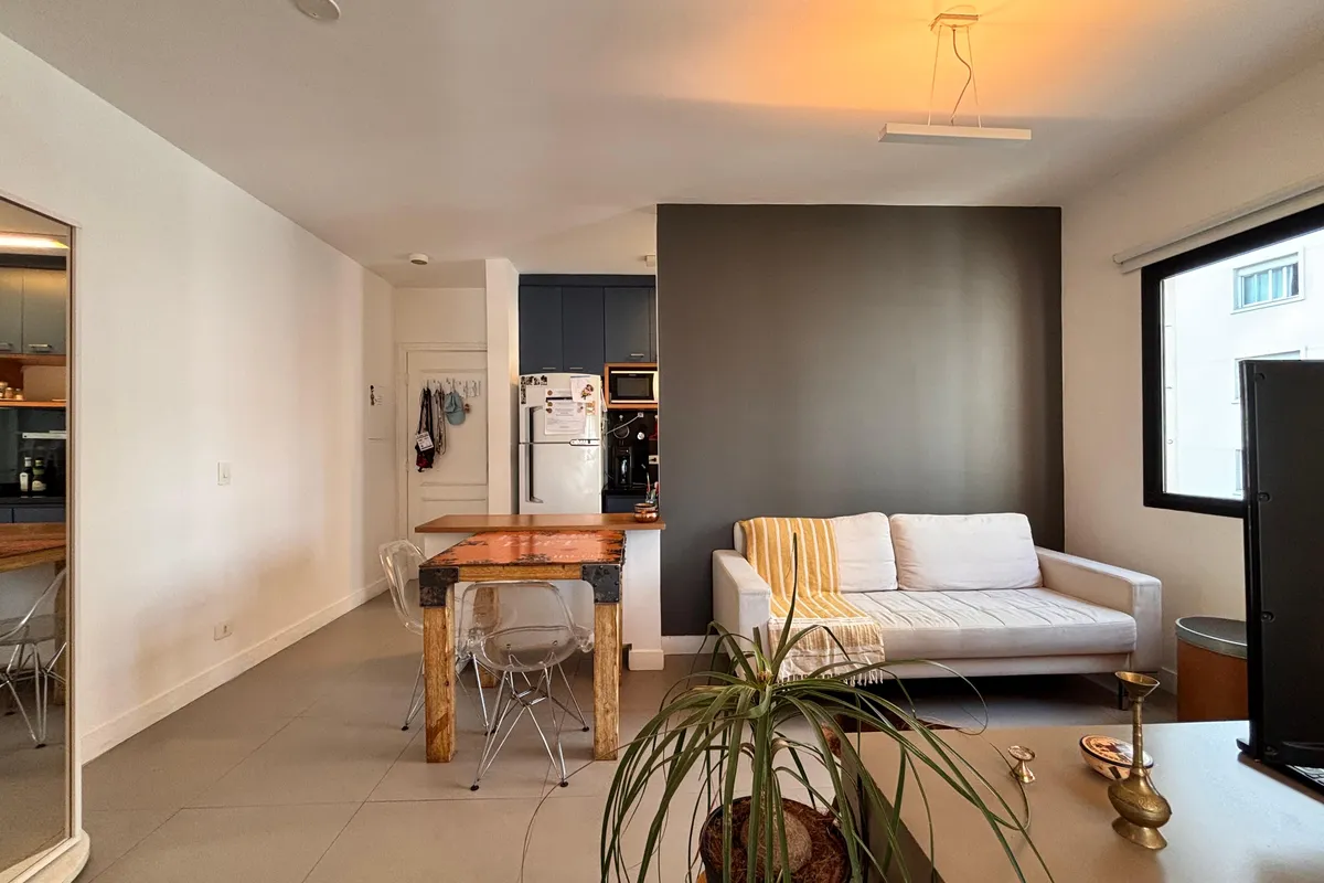 Apartamento pequeno decorado com móveis funcionais e boa organização