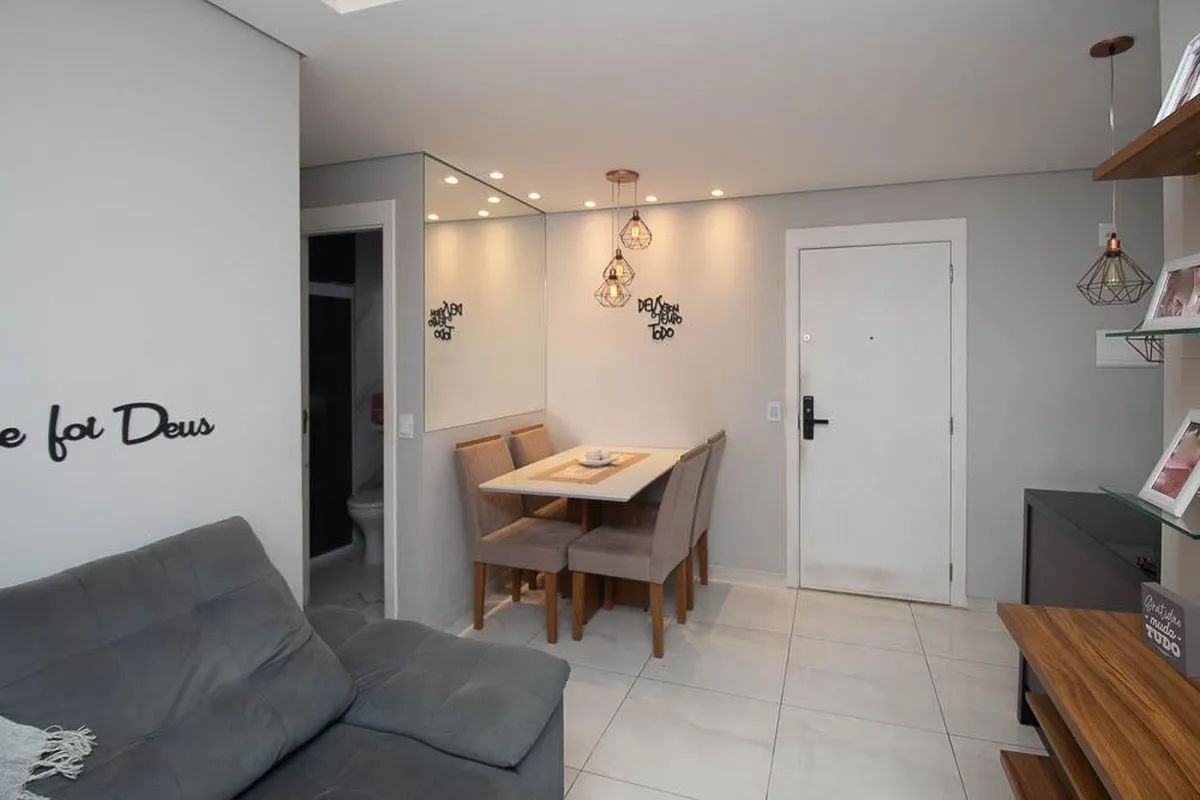 Apartamento pequeno real com soluções inteligentes de espaço